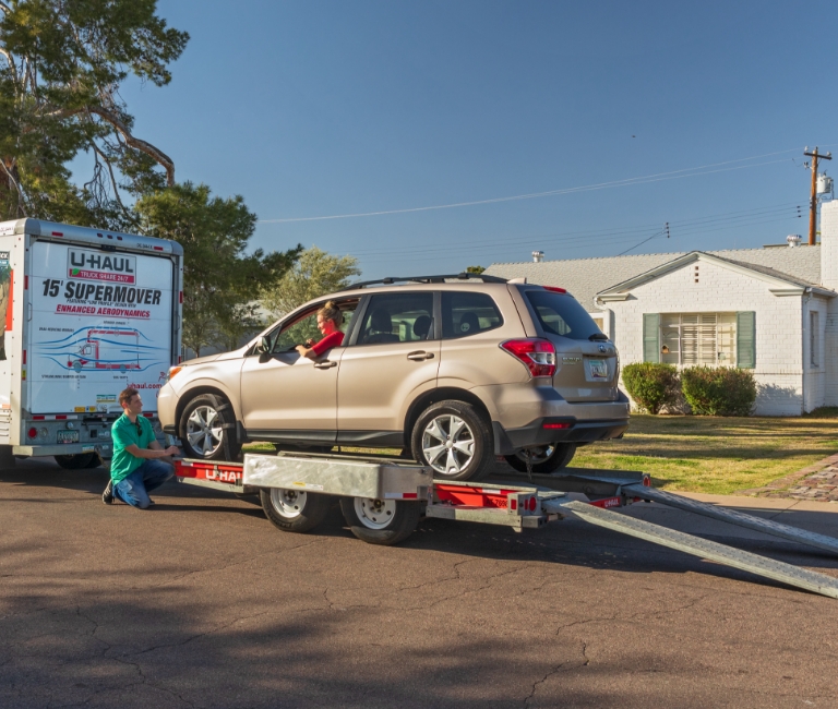 Camion U-Haul avec remorque porte-voiture