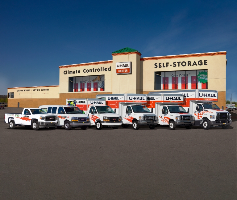 Camions U-Haul garés les uns à côté des autres