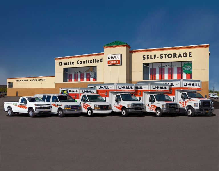Parc de camions U-Haul stationnés devant un établissement d'entreposage