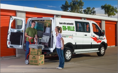 Un couple déchargeant un camion de location U-Haul dans un établissement d'entreposage U-Haul