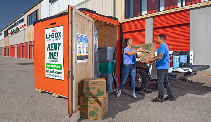 Couple loading boxes into a UBox